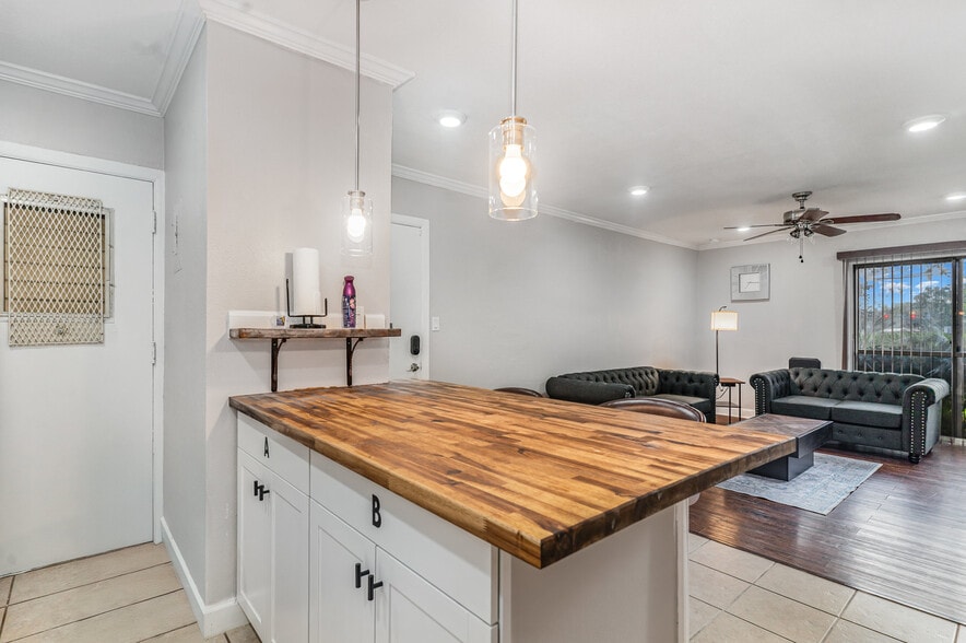 Kitchen - 1700 SW 16th Ct