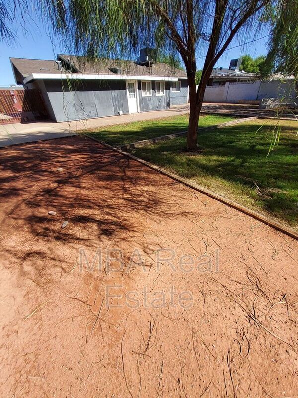 Building Photo - 2225 E Glenrosa Ave