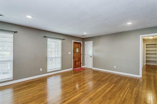 Building Photo - 4 bedroom home in Cordova Park