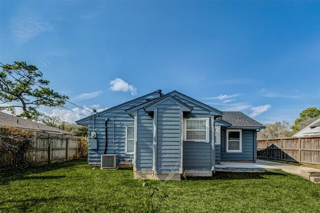 Building Photo - 2043 Alta Vista St