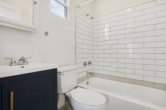 Building Photo - 1BR/1BA Carriage House in the Heart of Midtown!
