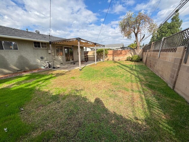 Building Photo - 3 bedroom home in Lakewood available now