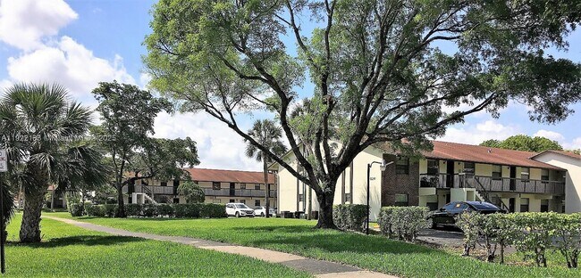 Building Photo - 6061 Shaker Wood Cir