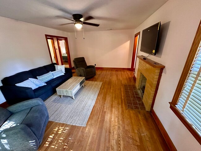 Building Photo - 47 Brentwood Dr