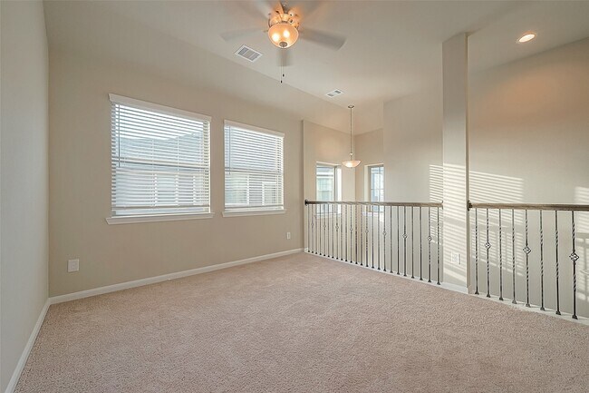 Building Photo - 8700 Laurel Crest Dr