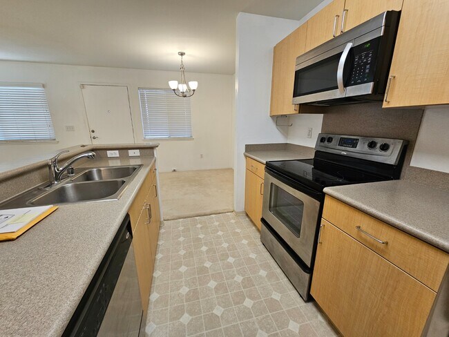 Building Photo - 2 Bed 1 Bath Condo 2 Parking ( Tandem parking right in front )