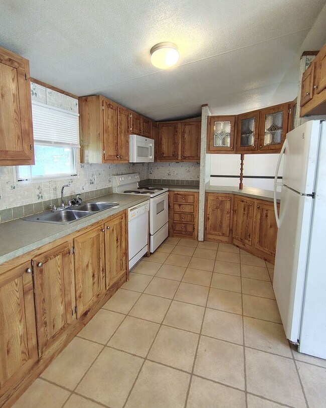 Building Photo - 225 Community Dr