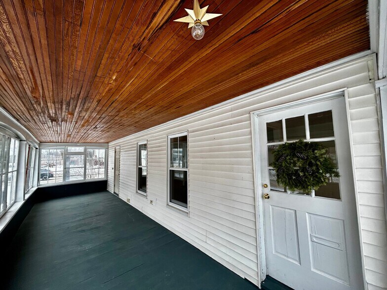 Building Photo - 137 Main St