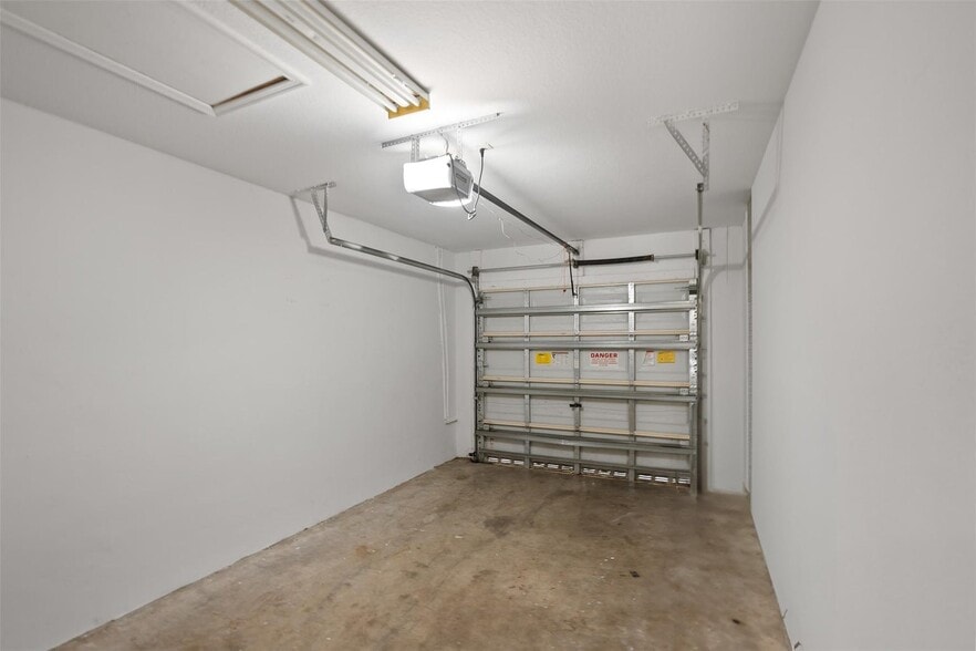 Building Photo - 6094 Live Oak Ct