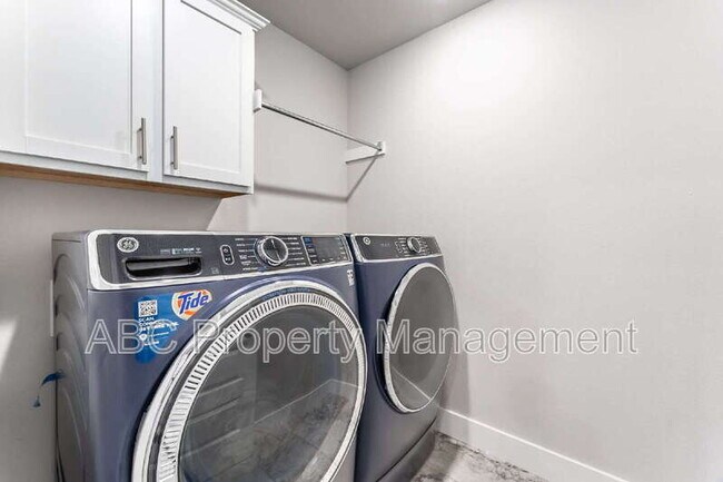 Building Photo - 5217 S 65th Pl