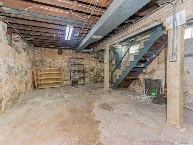 Building Photo - 204 Parkview Ave