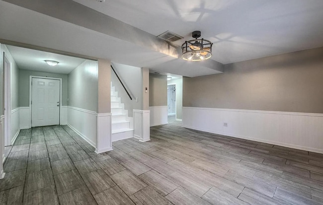 Building Photo - Beautiful 5 bedroom 2.5 bathroom country l...