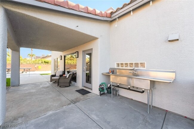 Building Photo - 2076 E Wigwam Ave