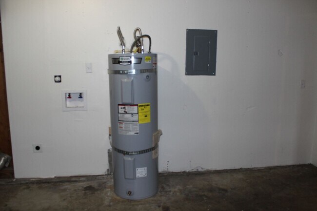 Building Photo - Updated 3 bedroom, 2 bath home on quiet Hillsboro street