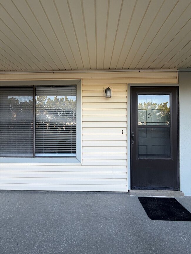 Building Photo - Walking distance to the beach!