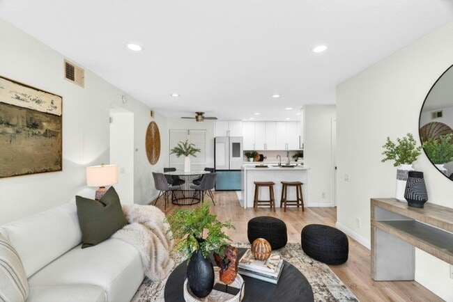 Building Photo - 286 Hackamore Common
