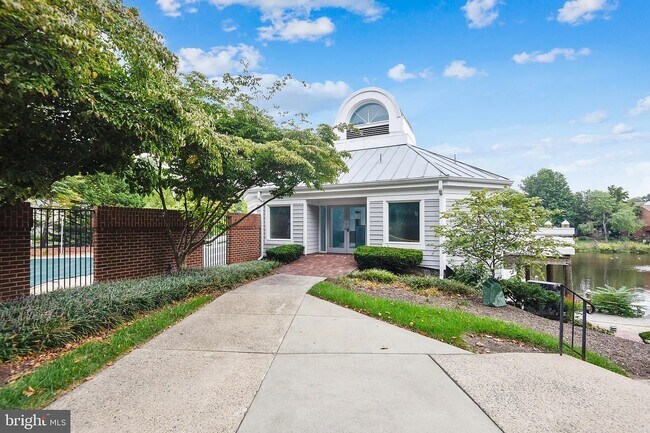 Building Photo - 7602 Lakeside Village Dr