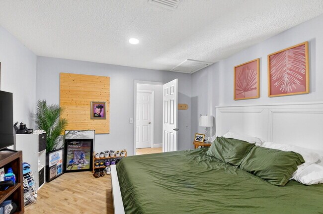 Building Photo - 320 Riverdale Rd