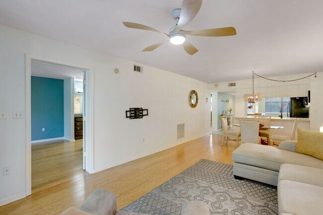 Building Photo - 285 Naples Cove Dr