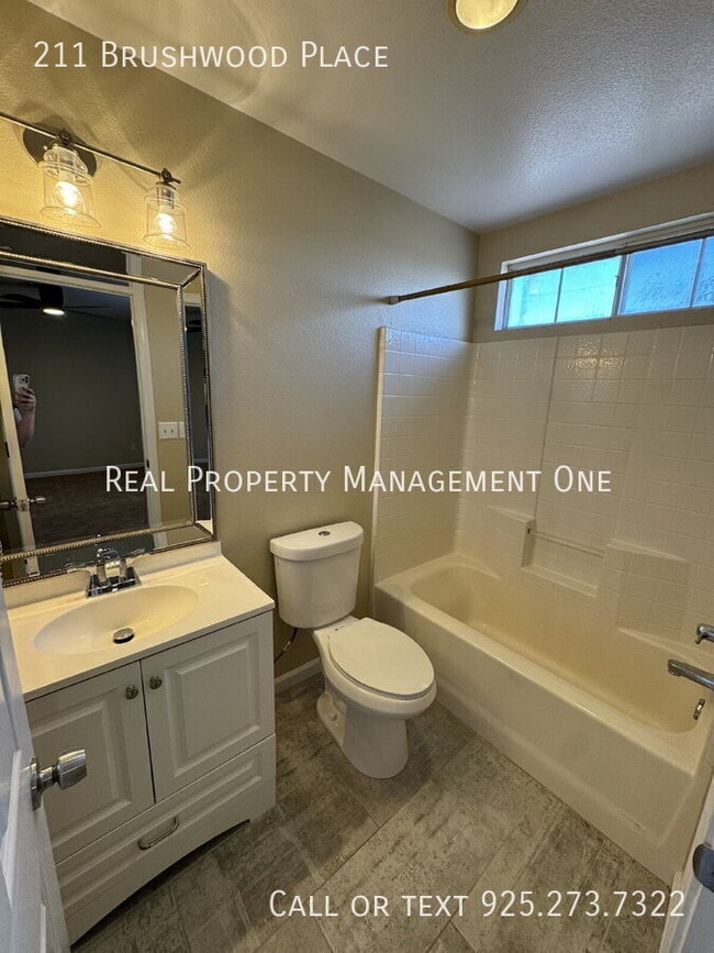 Building Photo - 211 Brushwood Pl
