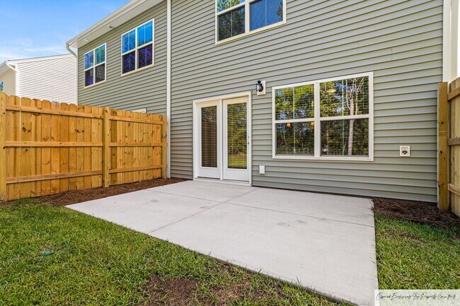Building Photo - STUNNING TOWNHOUSE IN LEXINGTON'S MURRAY V...