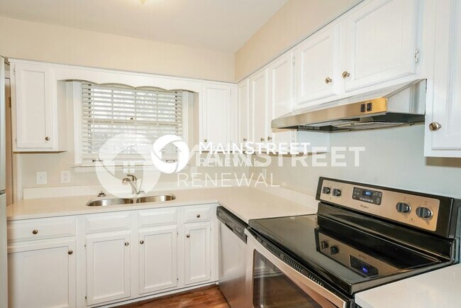 Building Photo - 3 Bedroom Pet-Friendly Home in HENDERSONVILLE, TN with Main Street Renewal