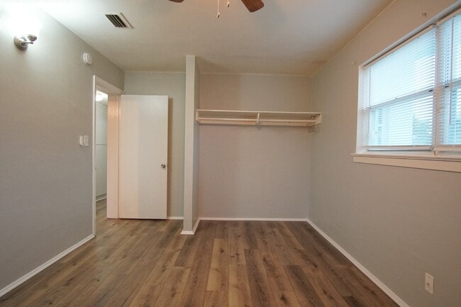 Building Photo - Well-Maintained 3BR/2BA Home with Fenced Y...
