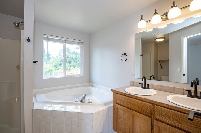 Building Photo - Exquisite 3-bedroom, 2-full bath Home in Puyallup