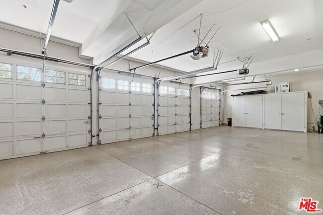 Building Photo - 6003 County Oak Rd