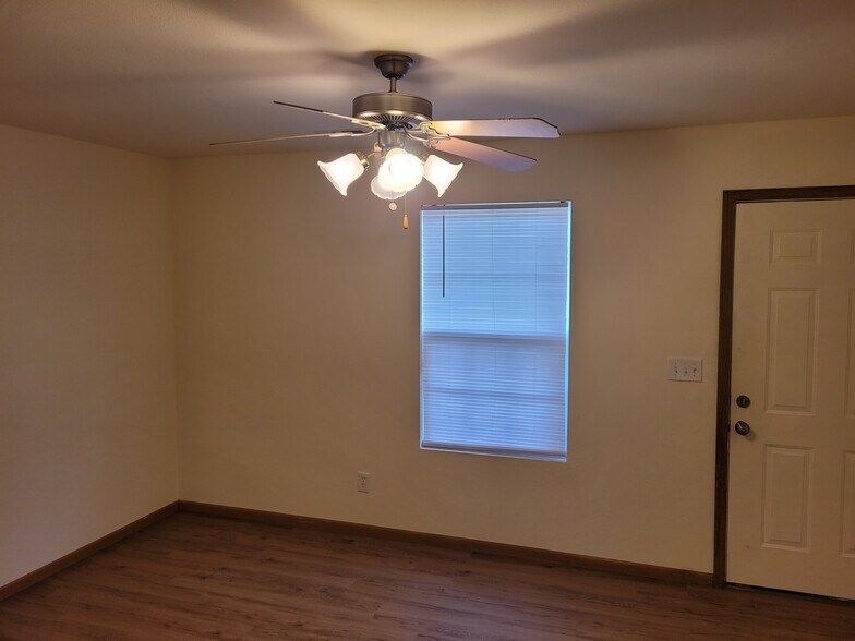 Building Photo - 25 Peartree Ln