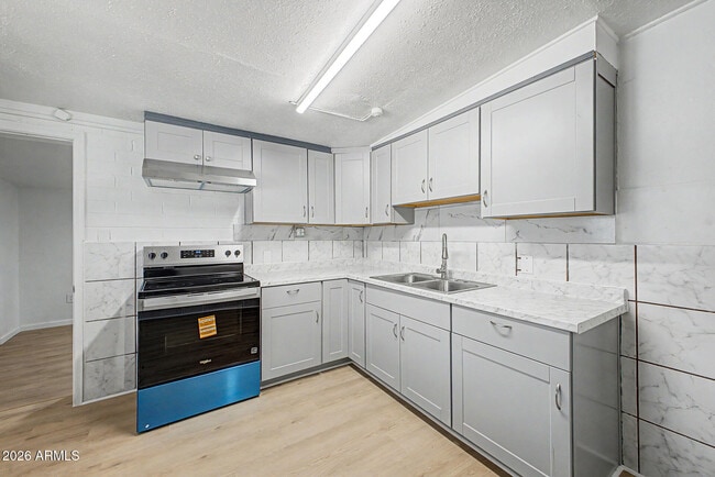 Building Photo - 2038 E Lemon St