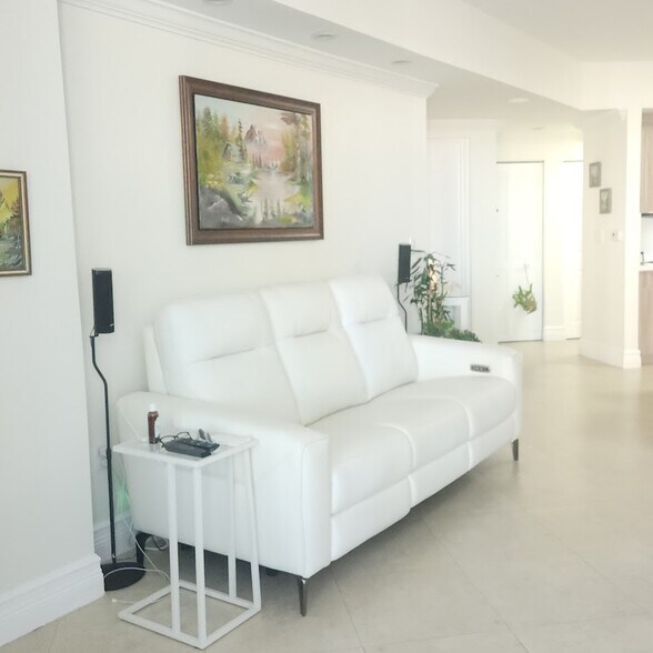 LIVNG ROOM - 357 Almeria Ave