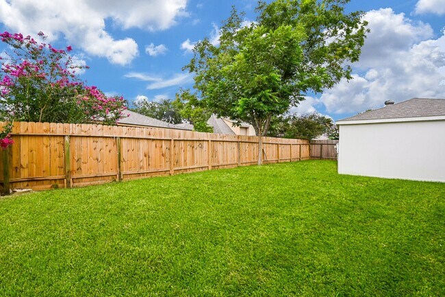 Building Photo - 2818 Green Fields Dr