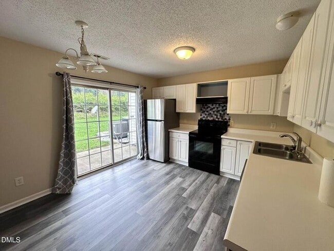 Building Photo - Lovely 3 bedroom 2.5 Bath Townhome