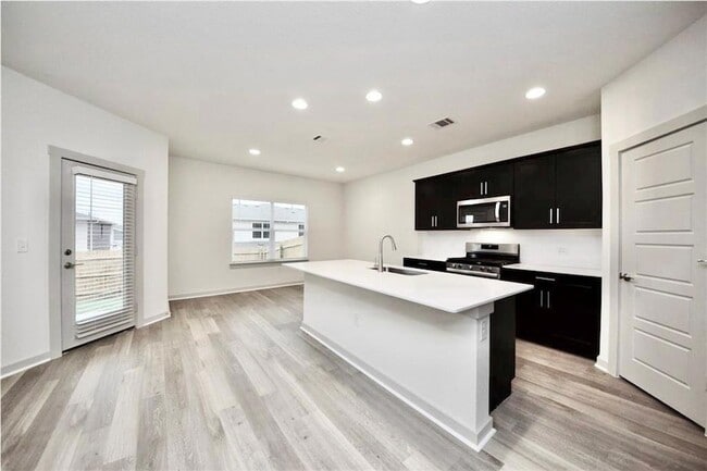 Building Photo - 1056 Winnsboro Lp