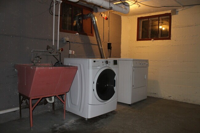 Washer/Dryer - 505 E Oxford St