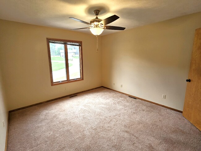 Building Photo - 11044 River Oaks Ln E