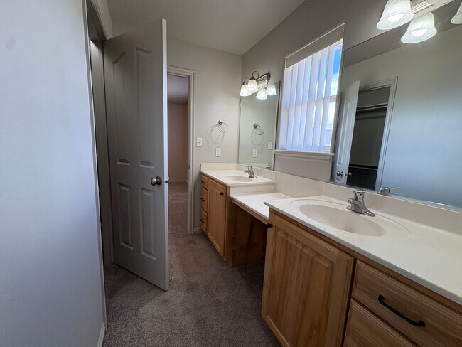 Building Photo - Clark Parkway Home