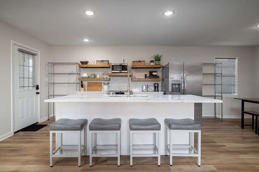 Building Photo - 1528 E Devine St