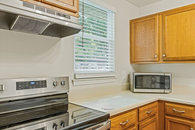 Building Photo - AVAILABLE NOW at a Good Price. 2 Bed 1 Bath FOR LEASE in South Inglewood (East Nashville). $1600 ...