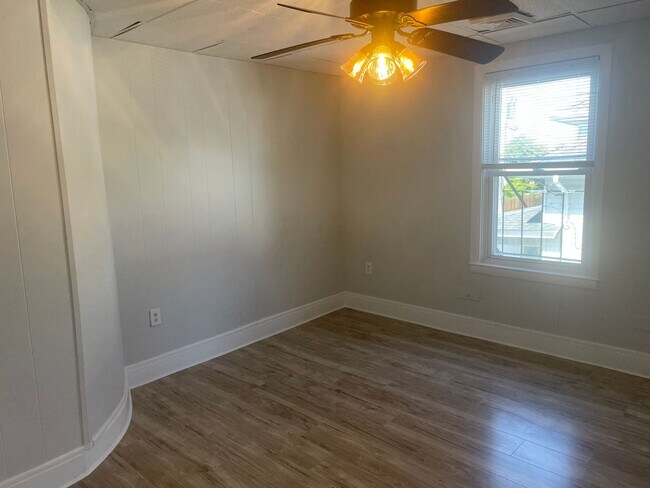 Building Photo - 21 Kenyon Ave