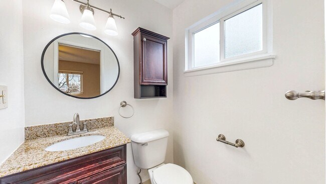 Building Photo - 3 Bedroom 2 Full Bath with Private Yard and 1 Car Garage !