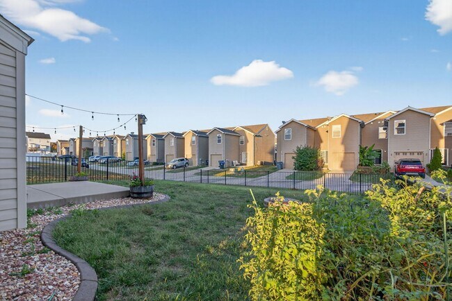 Building Photo - Charming 4-Bedroom Home in Springhurst Com...