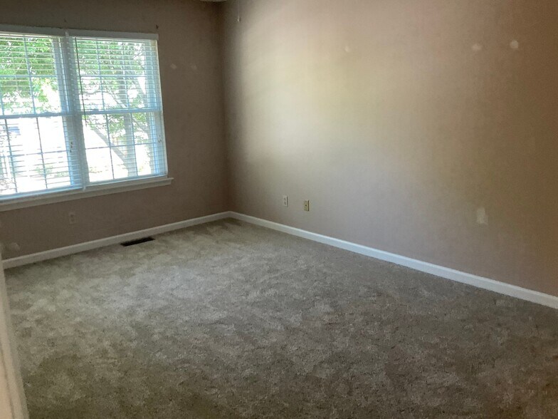 Building Photo - 142 Birdwood Ct