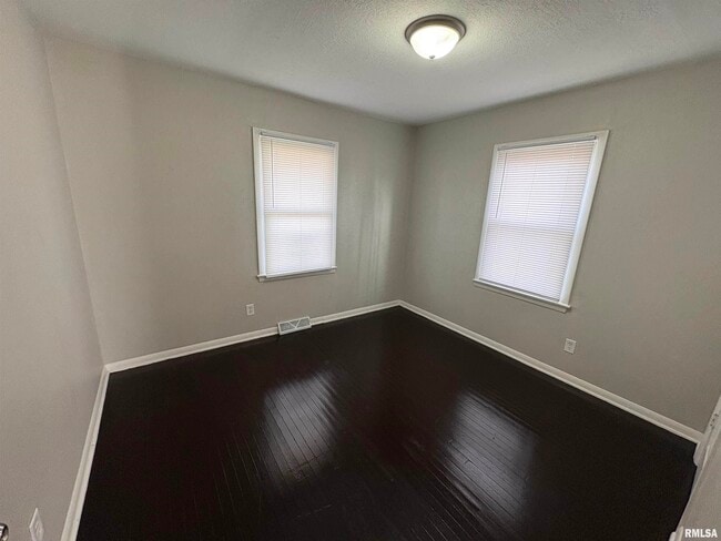 Building Photo - 2324 W Gilbert Ave