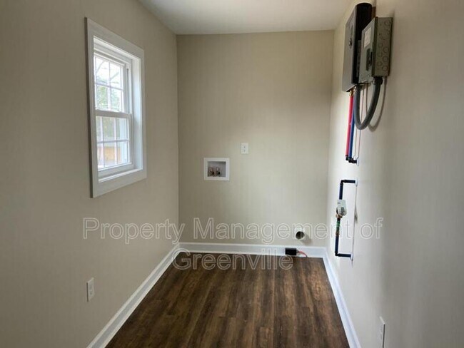 Building Photo - 108 9th St