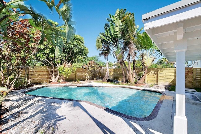 Building Photo - 1612 NE 16th Ave