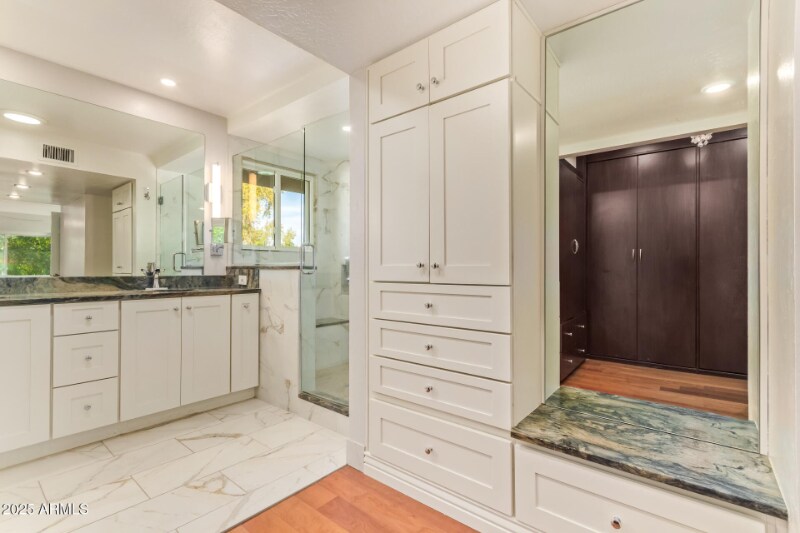 Building Photo - 5730 N Scottsdale Rd