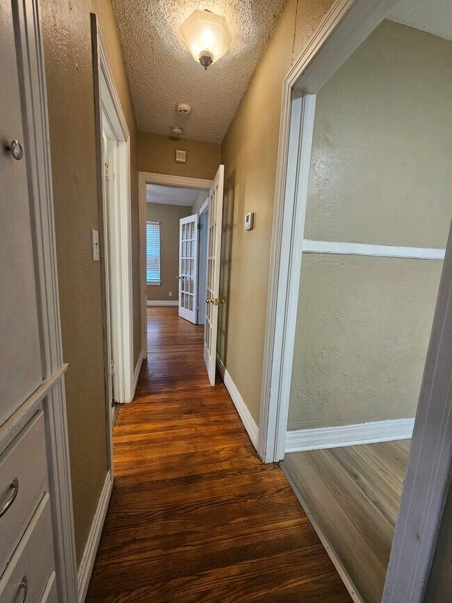 Building Photo - (2) Bed/(1) Bath Avail NOW! Hardwood Floors!