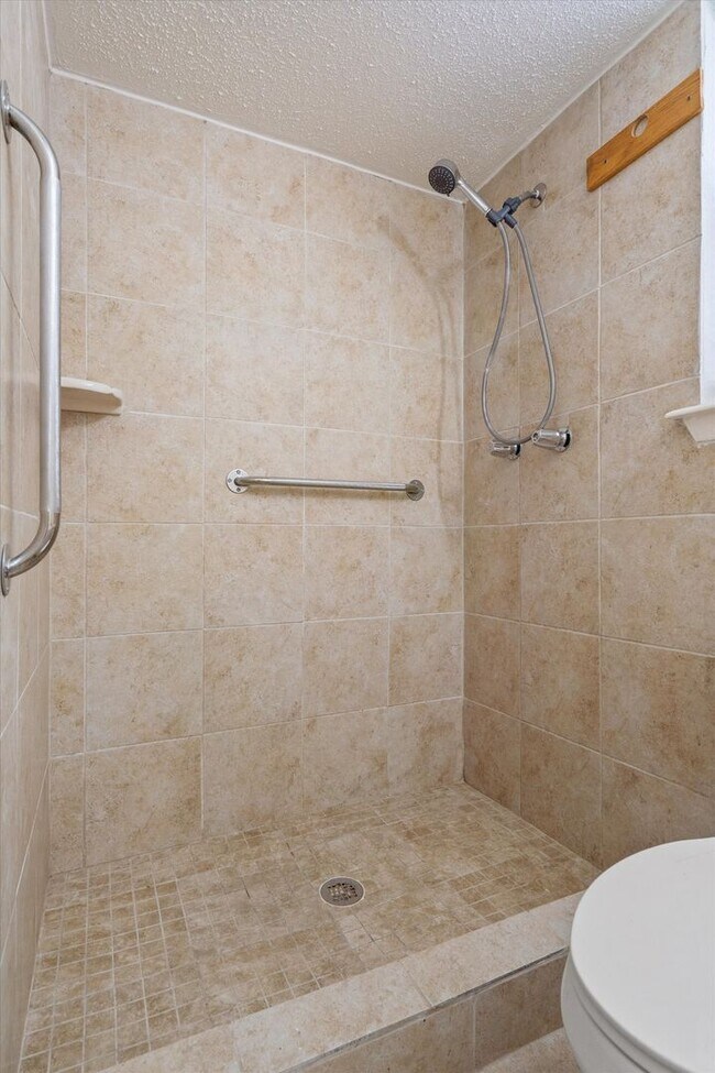 Building Photo - 703 Huntingdon Pl